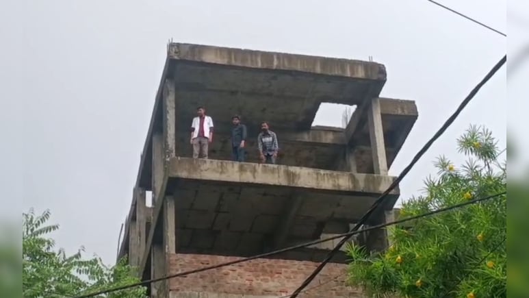 6 मंजिला बिल्डिंग पर चढ़े 3 नर्सिंग छात्र, आत्महत्या की दी धमकी; बोले- 6 साल से बर्बाद हो रहा भविष्य