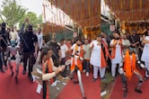 Video: कमांडो की सुरक्षा में रोबोट की एंट्री, उज्&zwj;जैन में सैंडविच शॉप की ओपनिंग में किया डांस, देखते रह गए लोग