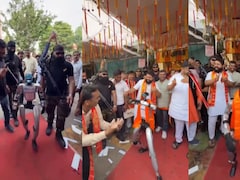 Video: कमांडो की सुरक्षा में रोबोट की एंट्री, उज्‍जैन में सैंडविच शॉप की ओपनिंग में किया डांस, देखते रह गए लोग