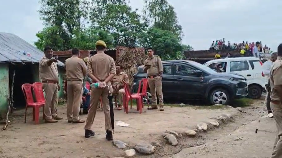 प्रभावित इलाकों में पुलिस बल तैनात है.