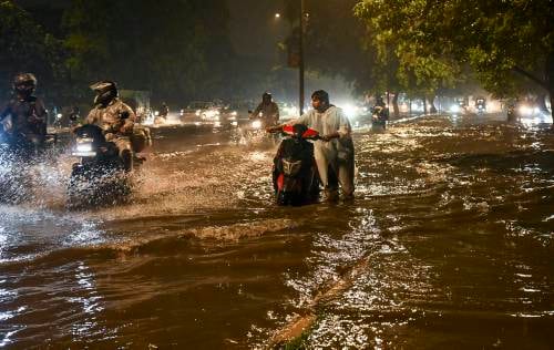Delhi NCR Rain Waterlogging: सड़कों पर पानी का सैलाब