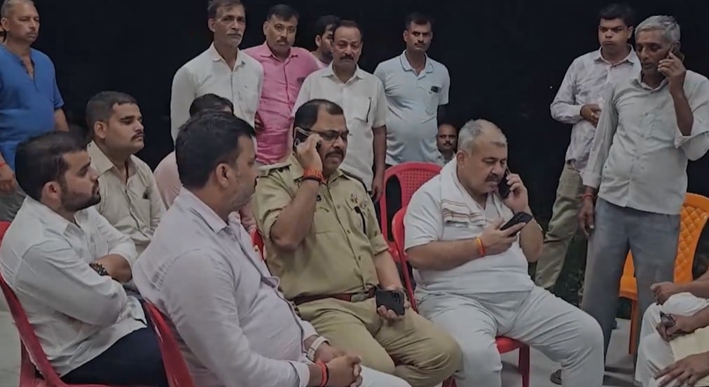 आईपीएस अधिकारी की मां की हत्या मामले की जांच के लिए गांव पहुंचे अयोध्या रेंज के आईजी. 