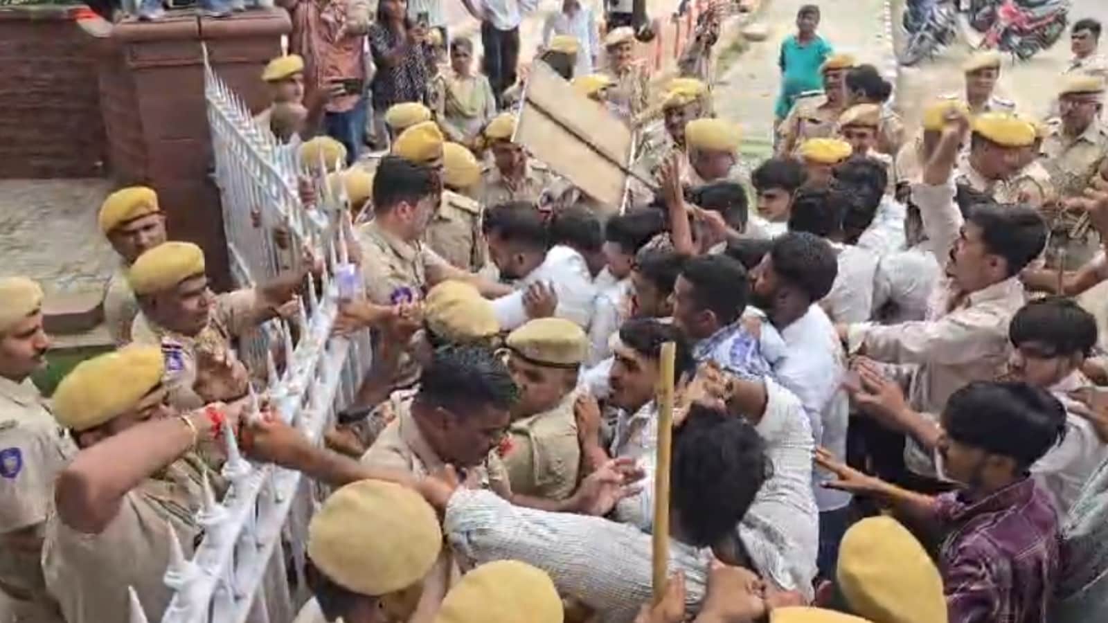 जोधपुर में पुलिसकर्मियों से उलझे छात्र.