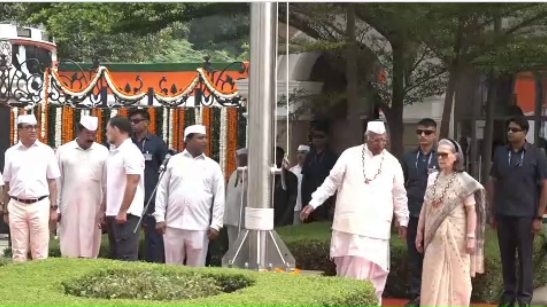 कांग्रेस मुख्यालय में पूरा 'वंदे मातरम्' गाया गया, फिर किस बात को लेकर छिड़ा विवाद?