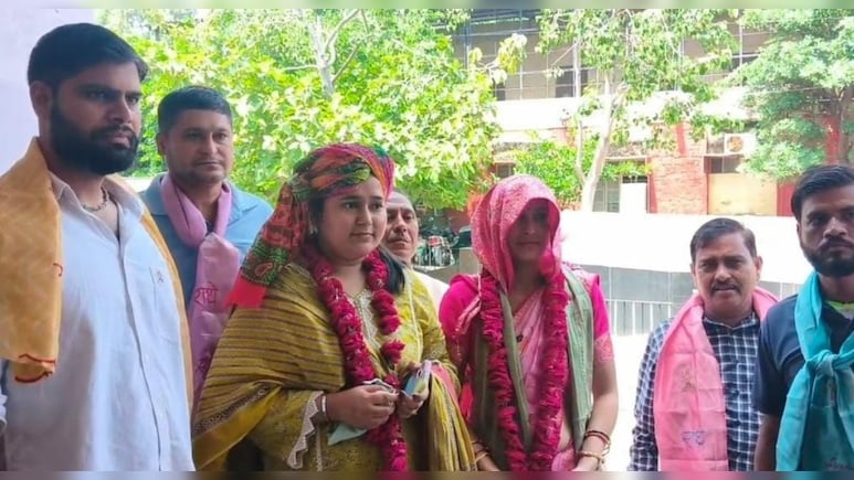 नगर निकाय चुनाव में ननद-भाभी आमने-सामने, एक ही वार्ड से दोनों ने भरा नामांकन