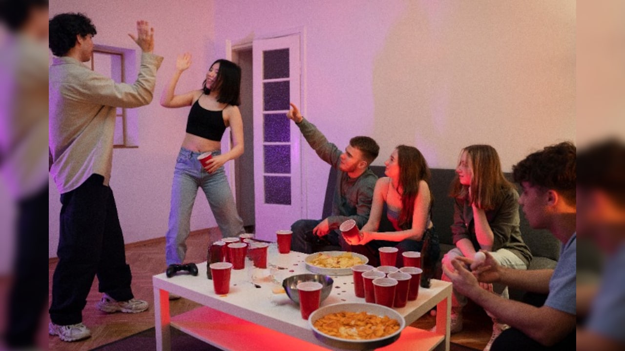 आपकी House Party में नहीं होगा कोई बोर, इस बार ट्राई करें Gen Z के ये ट्रेंड्स, सोशल मीडिया पर वायरल हो जाएंगी Photos