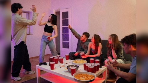 आपकी House Party में नहीं होगा कोई बोर, इस बार ट्राई करें Gen Z के ये ट्रेंड्स, सोशल मीडिया पर वायरल हो जाएंगी Photos