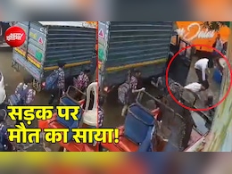 दिल्ली का ये हाल, पानी से लबालब भरी सड़क पर अचानक नाले में समा गए स्कूली बच्चे, VIDEO सामने आया