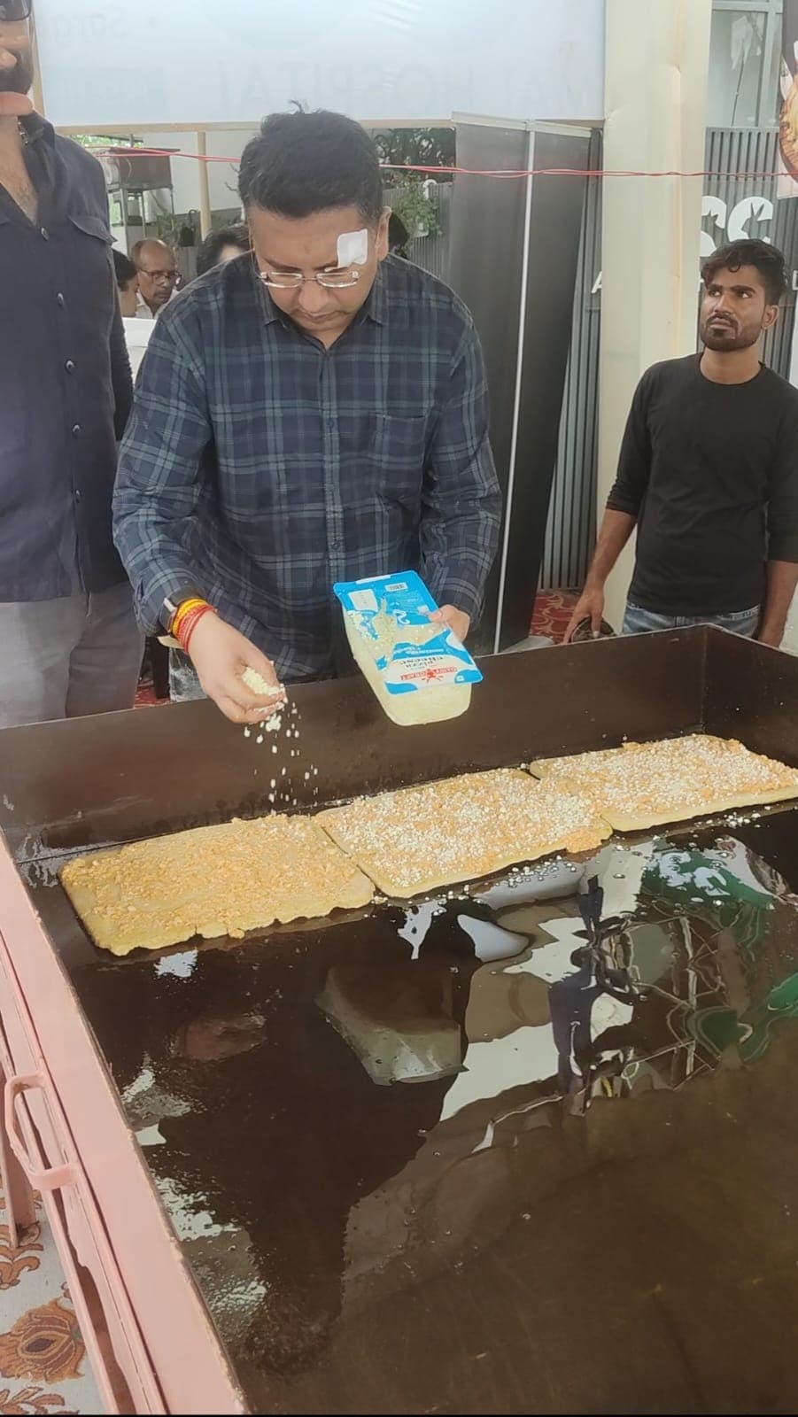 नगर निगम आयुक्त ओम कसेरा ने भी पिज्जा बनाने में मदद की नगर निगम आयुक्त ओम कसेरा ने भी पिज्जा बनाने में मदद की