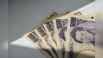 Yen Weakens Past 160/Dollar First Time Since Joint Intervention As Warsh Signals Hawkish Tilt