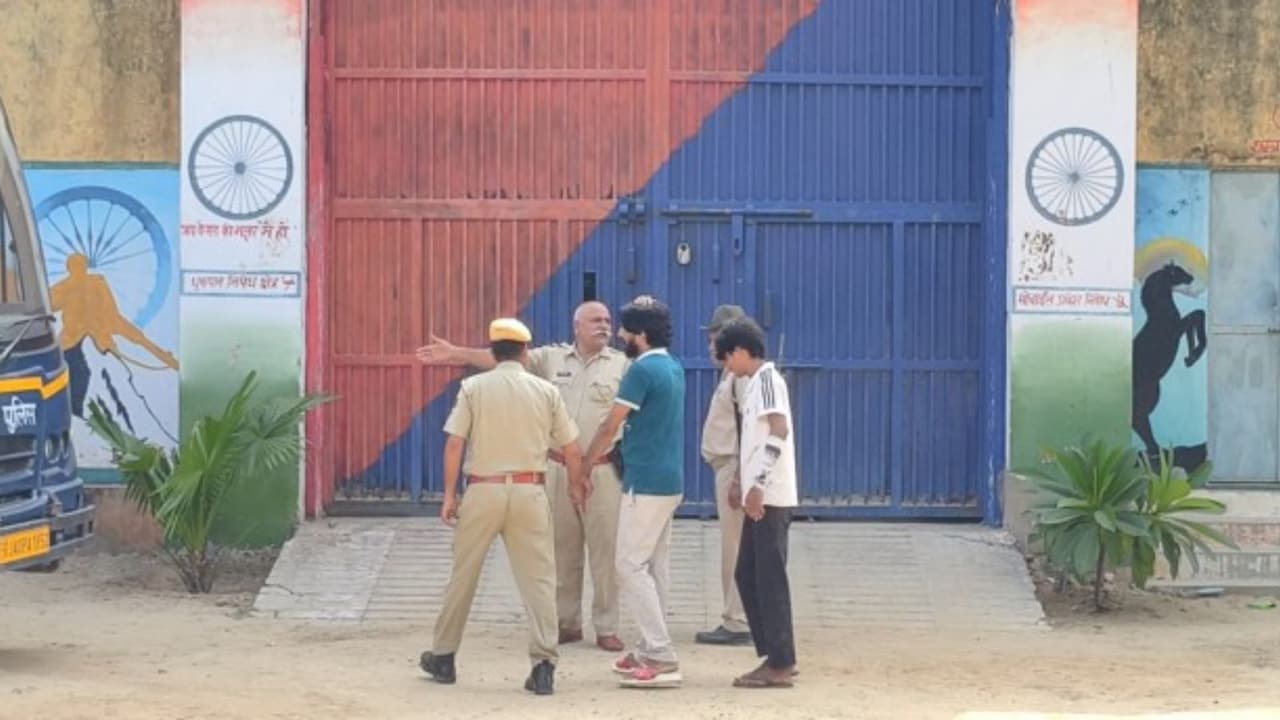 जेल में प्याज-मिर्ची के लिए भूख हड़ताल पर बैठे कई कैदी, खुद के हाथों पर चला दिया रेजर