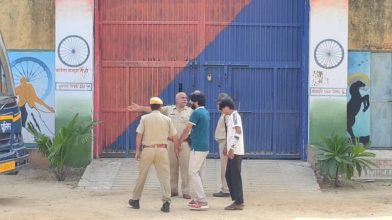 जेल में प्याज-मिर्ची के लिए भूख हड़ताल पर बैठे कई कैदी, खुद के हाथों पर चला दिया रेजर