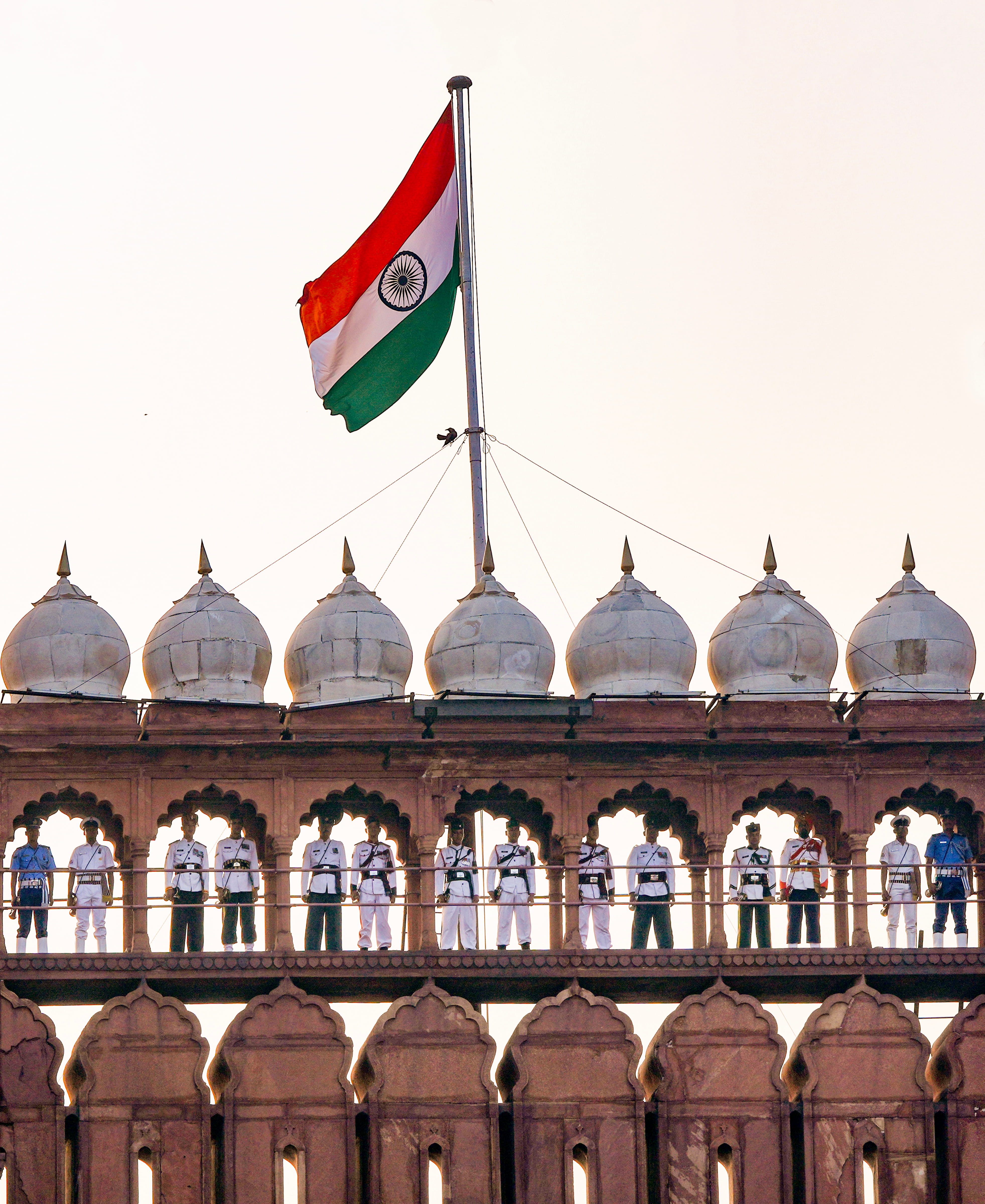 लाल किला की इमारत के ऊपरी हिस्से पर भी जवानों को तैनात किया गया है. लाल किला की इमारत के ऊपरी हिस्से पर भी जवानों को तैनात किया गया है.