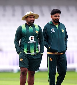Pakistan Team Watches Imran Khan Interview As Sarfaraz Ahmed Remains Clueless