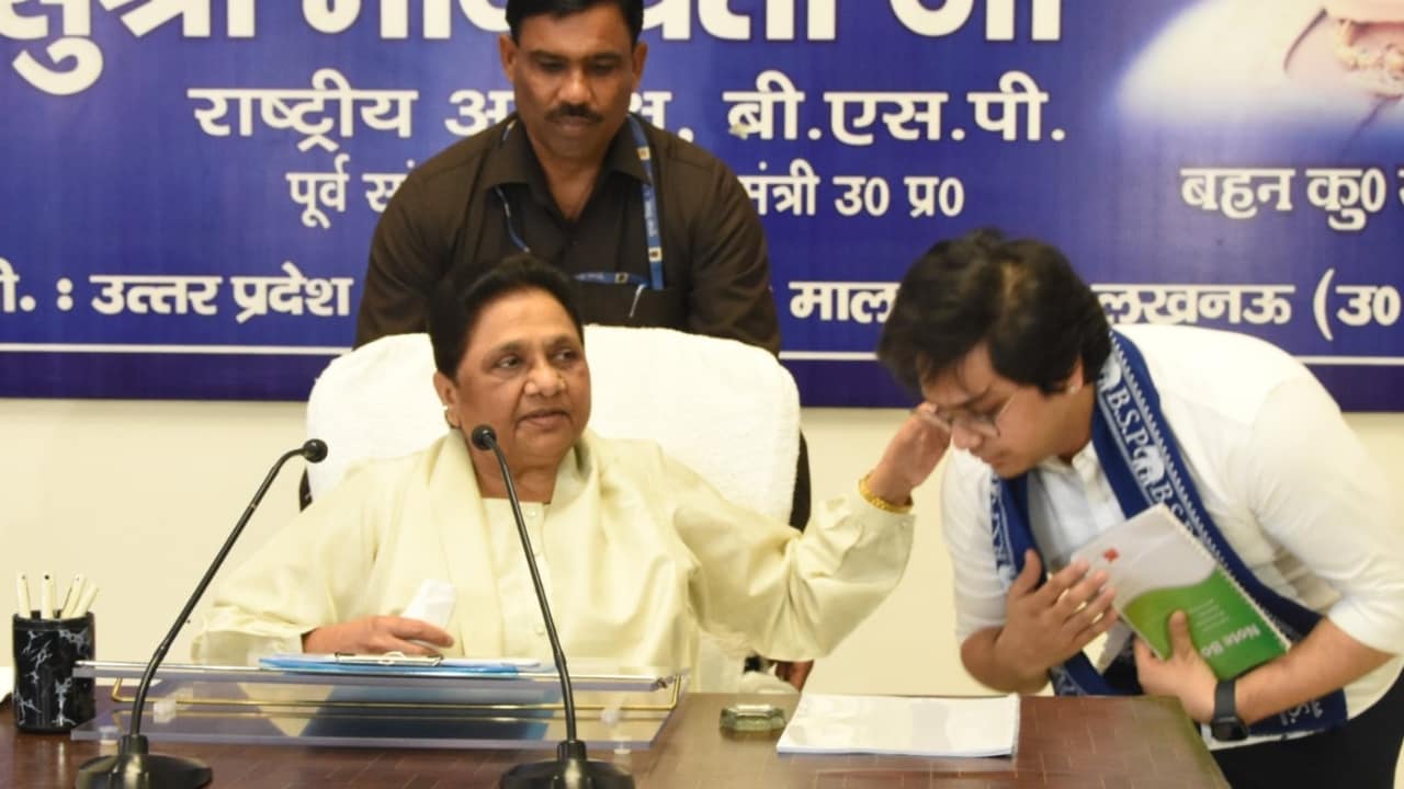 साल 2024 में मायावती ने आकाश आनंद को अपरिपक्व बताते हुए सभी पदों से बह साल 2024 में मायावती ने आकाश आनंद को अपरिपक्व बताते हुए सभी पदों से बह