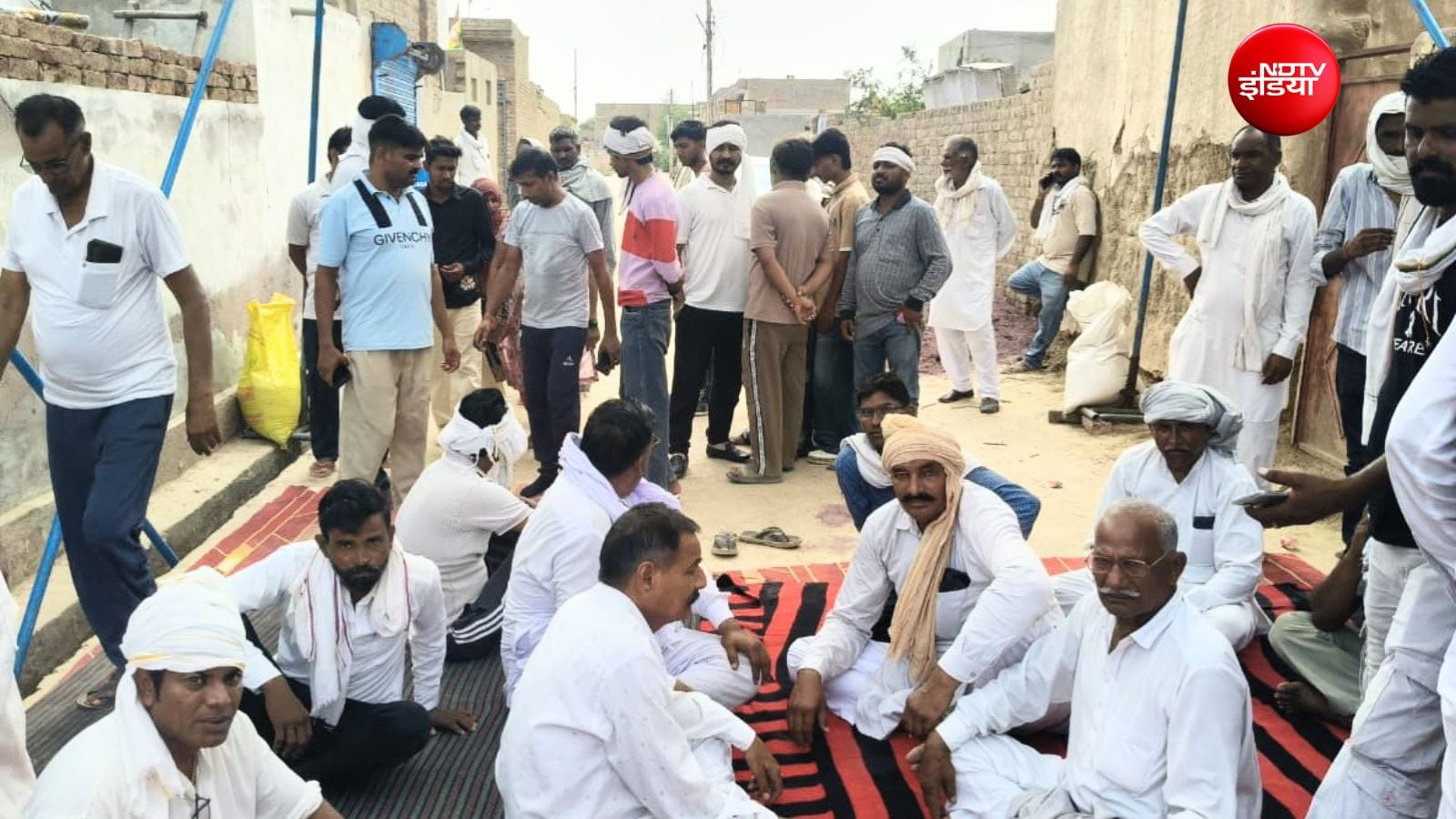 रिटायर्ड फौजी के घर के बाहस शोकाकुल लोग रिटायर्ड फौजी के घर के बाहस शोकाकुल लोग