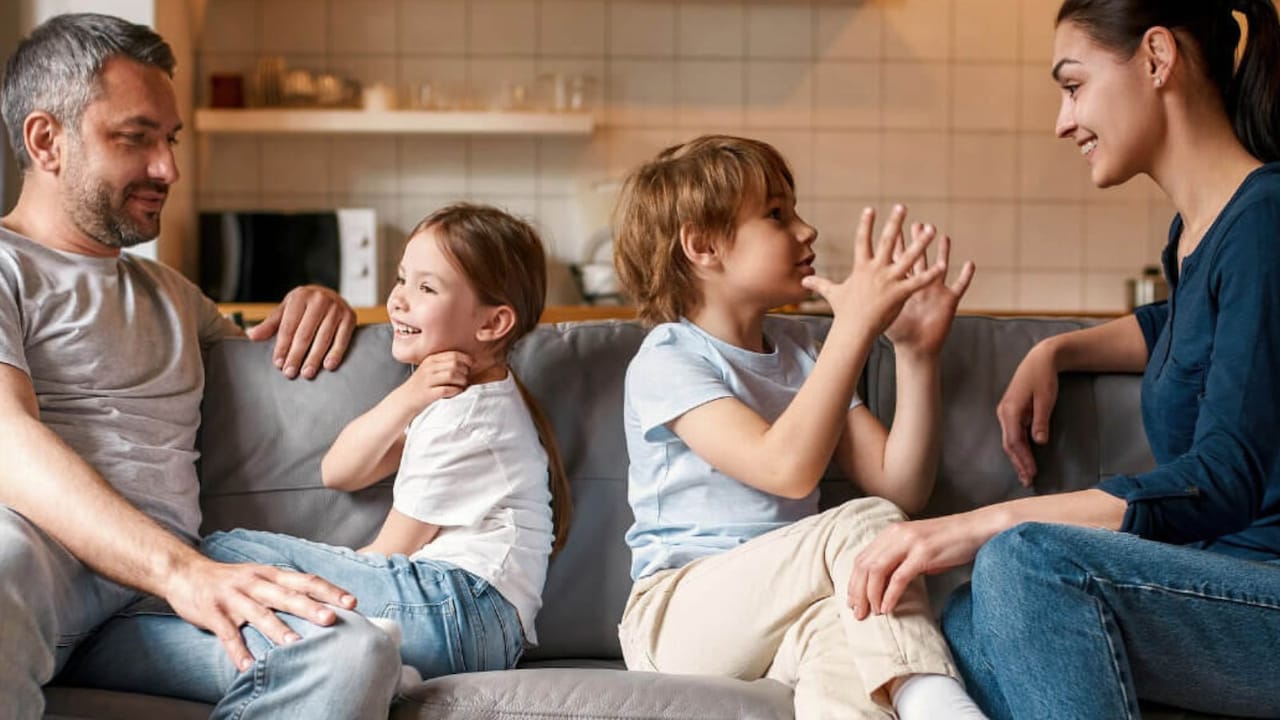 Parenting Tips: बच्चों के साथ दोस्त जैसा रिश्ता चाहिए? अपनाएं ये 5 पेरेंटिंग ट्रिक्स और बनाएं खुलकर बात करने वाला