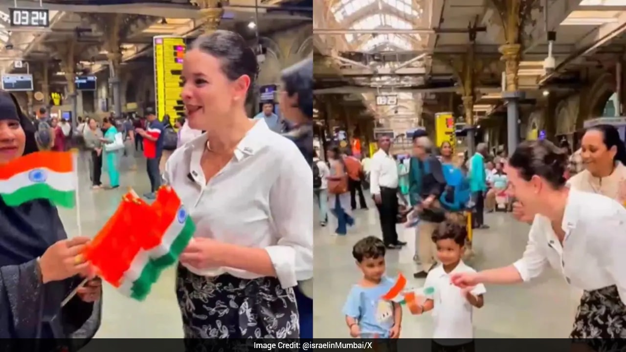 Israeli Diplomat Hands Out Tricolours at Mumbai Station to Mark India's 80th I-Day