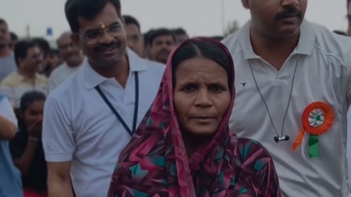 47-Year-Old Woman Runs Marathon Barefoot In Saree To Pay Daughter's Fees