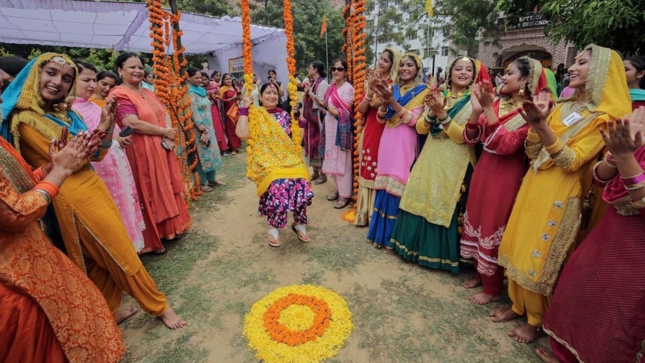 हरियाली तीज पर इस शुभ मुहूर्त में करें पूजा, जानें सही सामग्री और कथा का महत्व