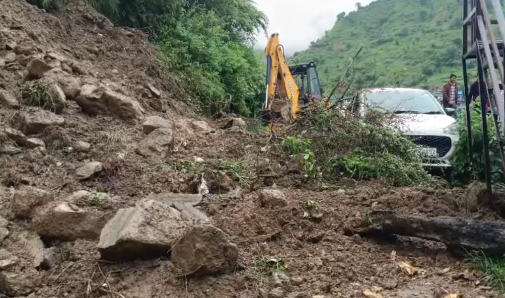 बारिश के बाद सड़के बही. बारिश के बाद सड़के बही.