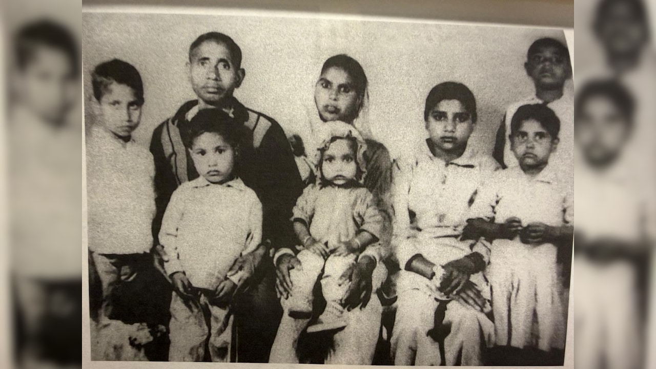 Mayawati with her parents, brothers and sister (third from the right). Mayawati with her parents, brothers and sister (third from the right).