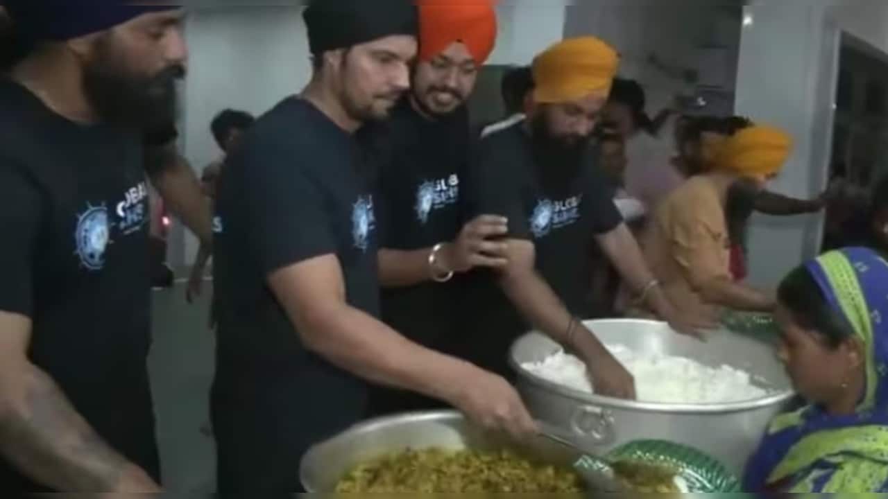 रणदीप हुड्डा बाढ़ पीड़ित लोगों की मदद के लिए पहुंचे असम, लंगर में विस्थापित लोगों को खिलाया खाना, बोले- 'इंसानियत सबसे ऊपर'