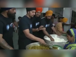 रणदीप हुड्डा बाढ़ पीड़ित लोगों की मदद के लिए पहुंचे असम, लंगर में विस्थापित लोगों को खिलाया खाना, बोले- 'इंसानियत सबसे ऊपर'