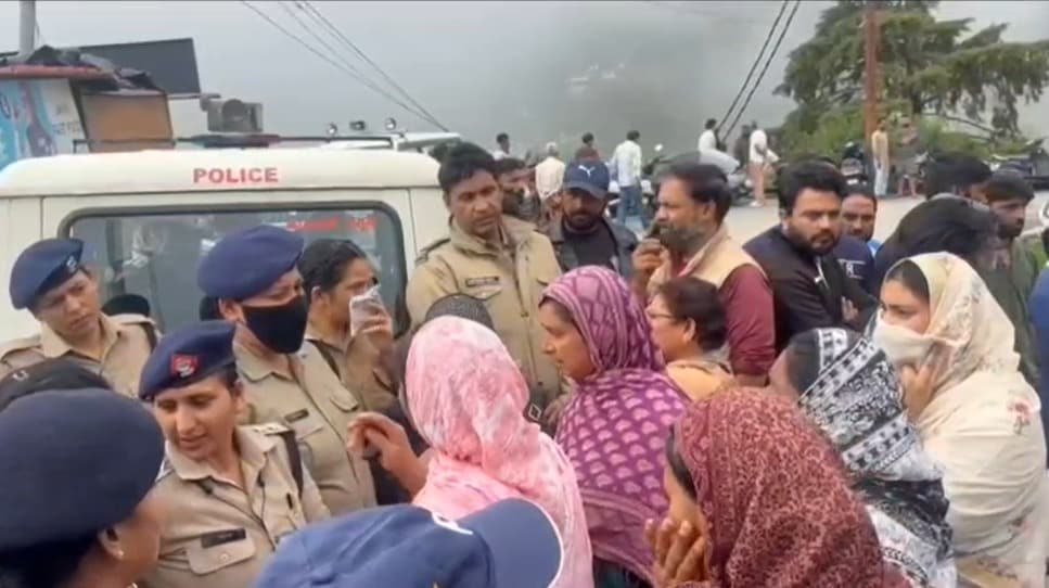 प्रशासन की कार्रवाई के खिलाफ स्थानीय लोग सड़कों पर उतर आए.