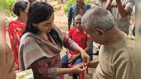 रक्षाबंधन पर भावुक पल: निराश्रितों संग कलेक्टर ने मनाया रक्षाबंधन, जरूरतें पूरी करने का किया वादा