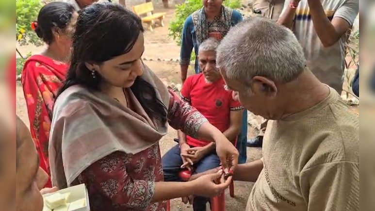 रक्षाबंधन पर भावुक पल: निराश्रितों संग कलेक्टर ने मनाया रक्षाबंधन, जरूरतें पूरी करने का किया वादा