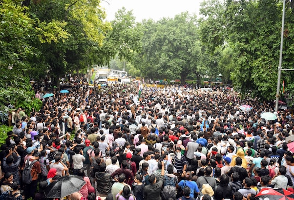 पुलिस ने रात में हटाया, सुबह फिर जुट गए छात्र, टीचर भर्ती पर प्रयागराज में हंगामा
