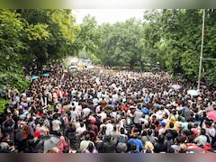 पुलिस ने रात में हटाया, सुबह फिर जुट गए छात्र, टीचर भर्ती पर प्रयागराज में हंगामा