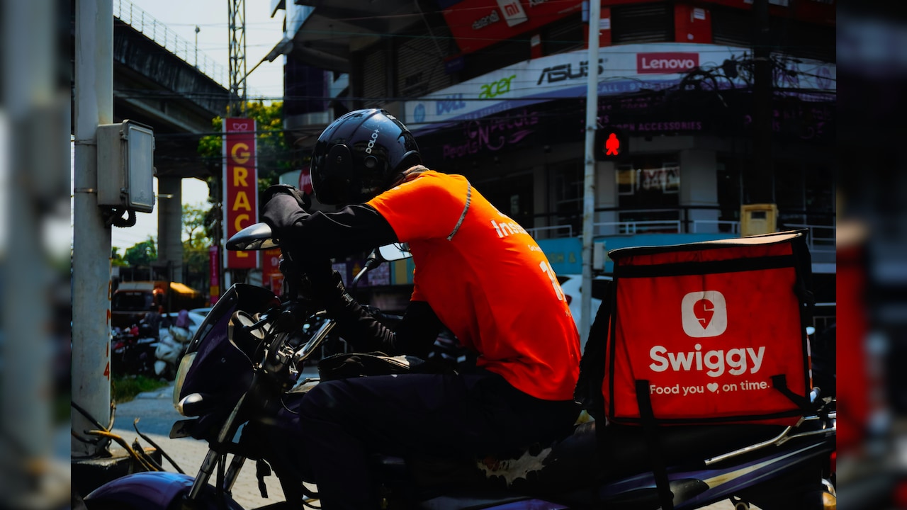 Swiggy, Zomato, Zepto May Soon Need EV Fleets, Pay Into Driver Welfare Fund In Maharashtra: Report