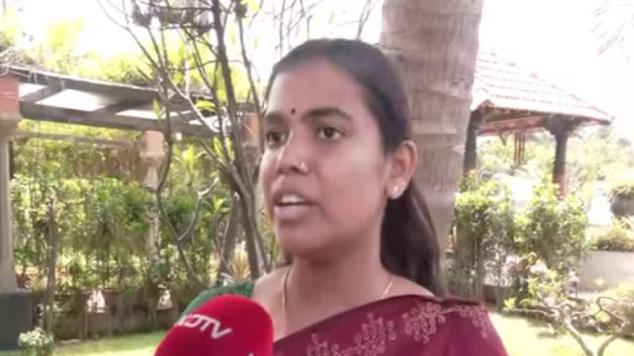 टीवीके की सबसे युवा जेन जी विधायक एस कीर्तना शिवकाशी विधानसभा सीट से चुनी गईं टीवीके की सबसे युवा जेन जी विधायक एस कीर्तना शिवकाशी विधानसभा सीट से चुनी गईं