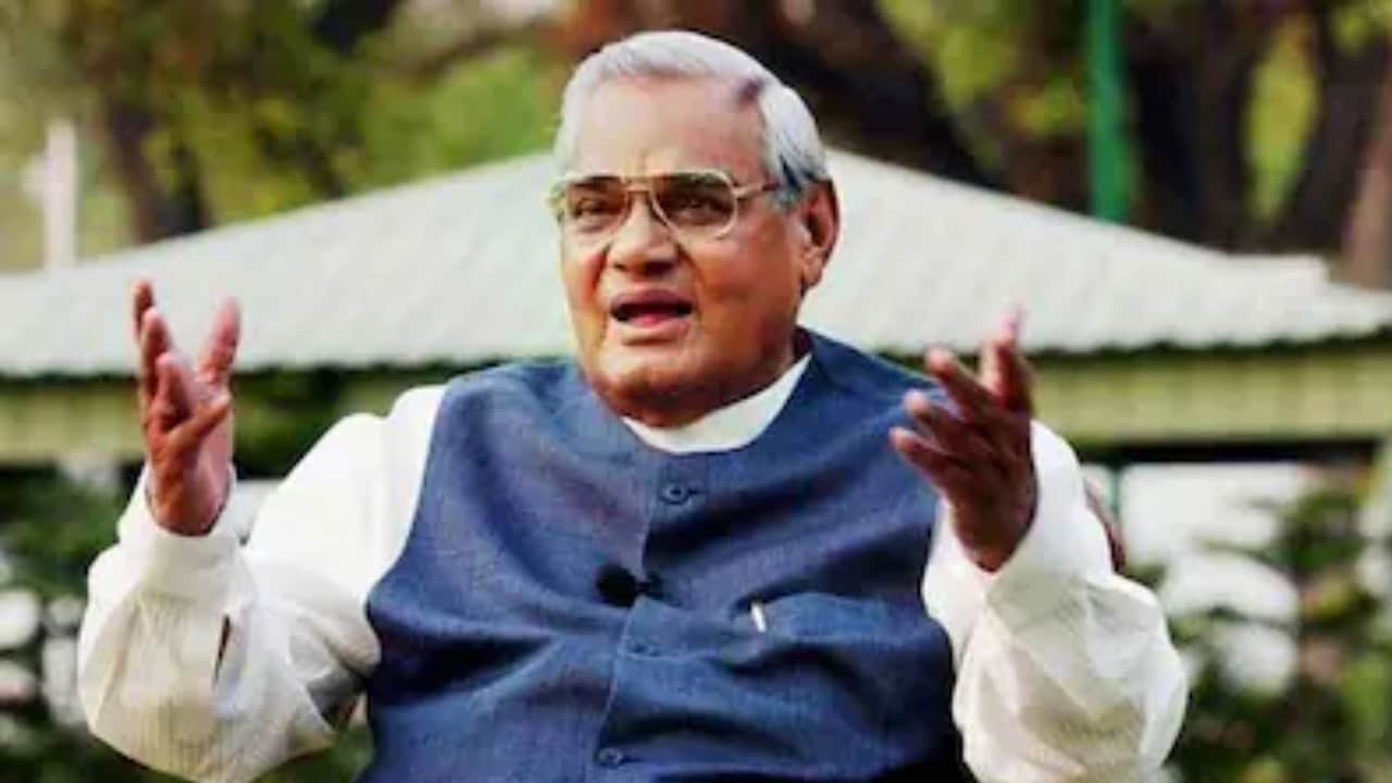 LIVE: पूर्व पीएम अटल बिहारी वाजपेयी की पुण्यतिथि पर PM मोदी, अम‍ित शाह ने दी श्रद्धांजलि