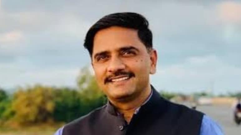 Success Story: दिहाड़ी मजदूर का बेटा बना कलेक्टर साहब, महाराष्ट्र के छोटे से गांव से निकली सफलता की कहानी