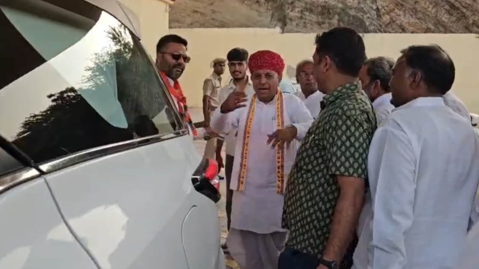 आचार संहिता लागू होने के बाद सरकारी गाड़ी रवाना. 