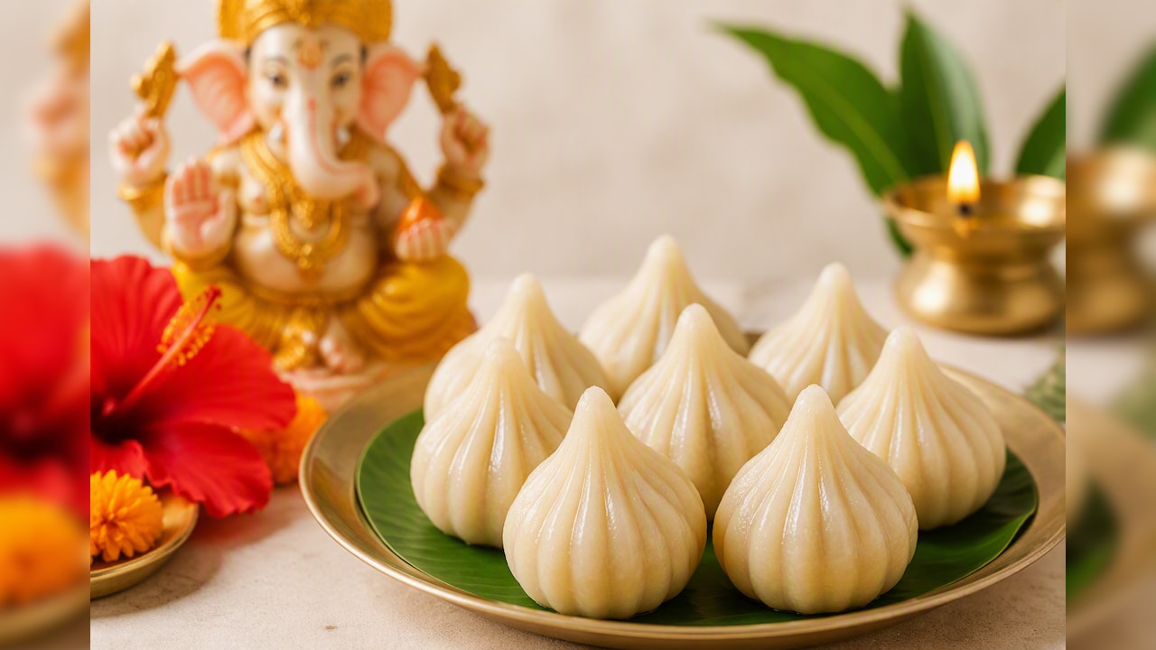 Ganesh Chaturthi 2026: गणेश चतुर्थी पर मोदक ही क्यों चढ़ाया जाता है? जानें बप्पा की पसंदीदा मिठाई की कहानी और रेसिपी