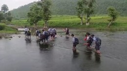 MP: जान जोखिम में डाल स्कूल जा रहे बच्चे, हर दिन नंगे पैर नदी पार करते हैं मासूम