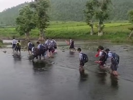MP: जान जोखिम में डाल स्कूल जा रहे बच्चे, हर दिन नंगे पैर नदी पार करते हैं मासूम