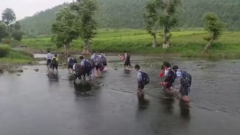 MP: जान जोखिम में डाल स्कूल जा रहे बच्चे, हर दिन नंगे पैर नदी पार करते हैं मासूम
