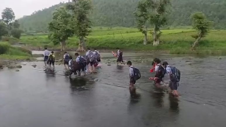 MP: जान जोखिम में डाल स्कूल जा रहे बच्चे, हर दिन नंगे पैर नदी पार करते हैं मासूम