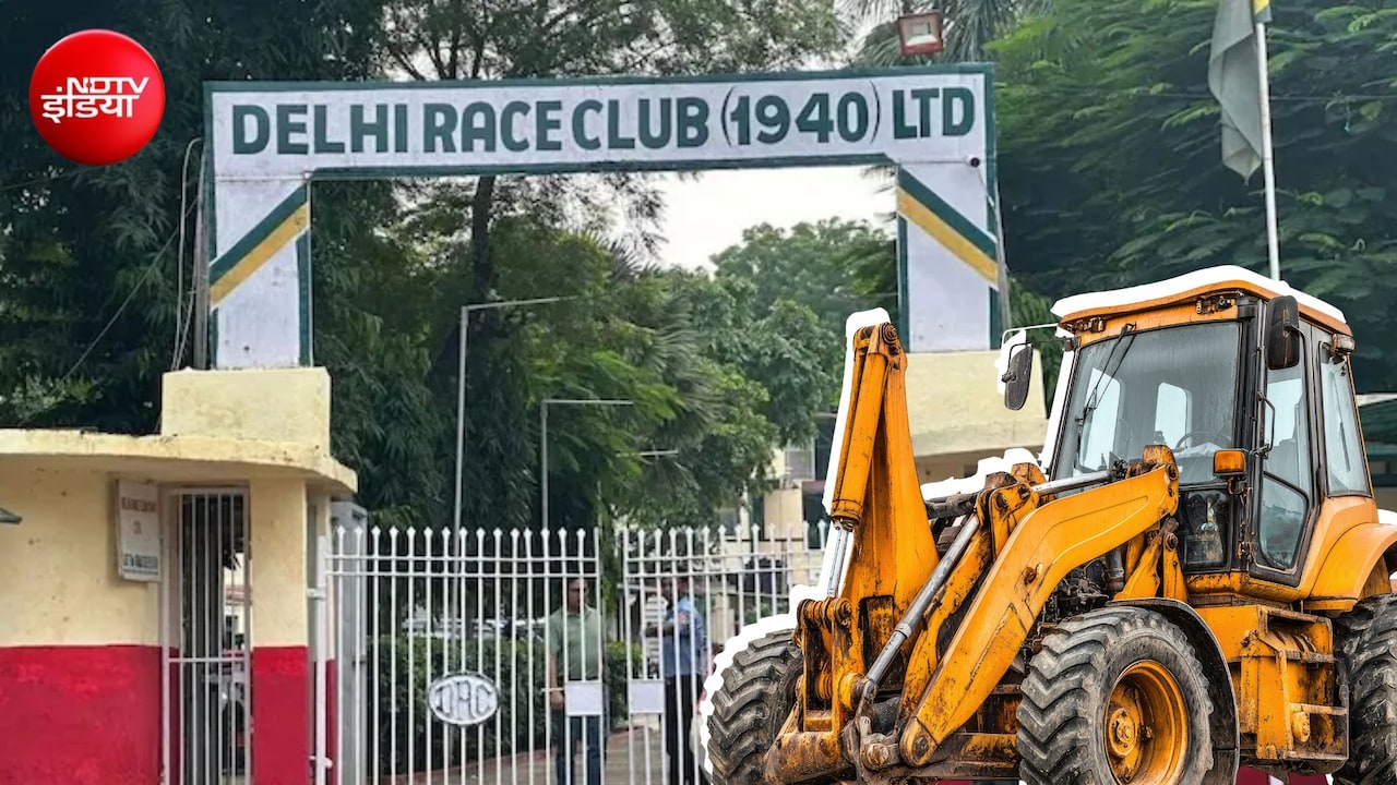 86 साल पुराने दिल्ली रेस क्लब पर चला बुलडोजर, केंद्र को कब्जा मिलने के बाद पुरानी इमारतें ध्वस्त