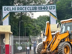 86 साल पुराने दिल्ली रेस क्लब पर चला बुलडोजर, केंद्र को कब्जा मिलने के बाद पुरानी इमारतें ध्वस्त