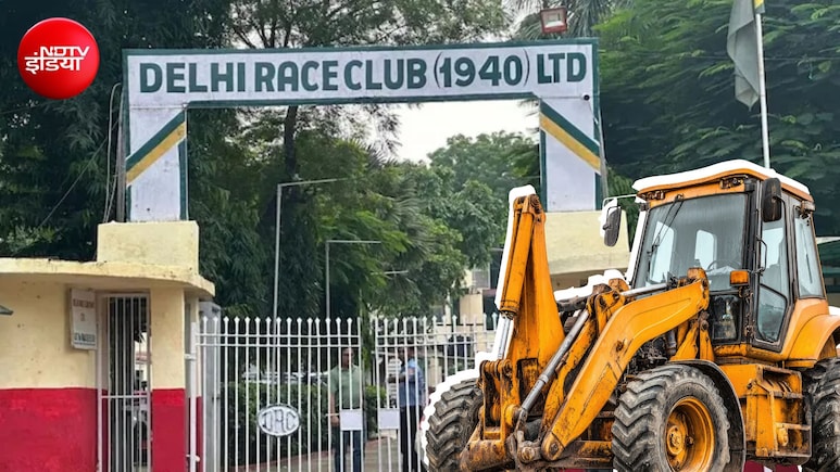86 साल पुराने दिल्ली रेस क्लब पर चला बुलडोजर, केंद्र को कब्जा मिलने के बाद पुरानी इमारतें ध्वस्त