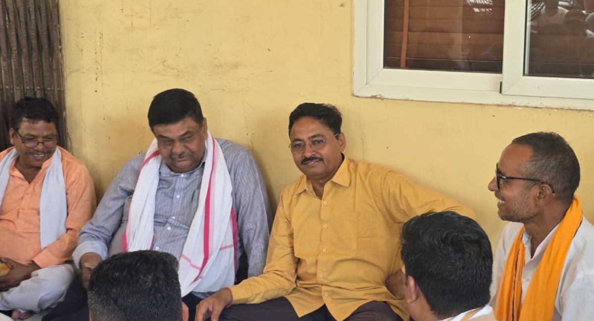 सफाई कर्म‍ियों के साथ धरने पर बैठे गए वन मंत्री, बोले- आदेश के बाद नियुक्ति पत्र क्यों नहीं?