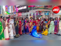 न्यूयॉर्क के Times Square पर दिखा भारत का फैशन, साड़ियों में सजी महिलाओं ने बिखेरा देसी रंग