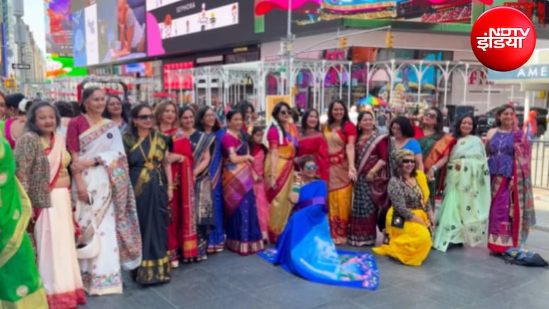 न्यूयॉर्क के Times Square पर दिखा भारत का फैशन, साड़ियों में सजी महिलाओं ने बिखेरा देसी रंग