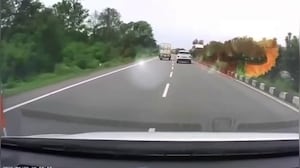 अतीक अहमद के बेटे अबान की कार एक्सीडेंट का वीडियो आया सामने
